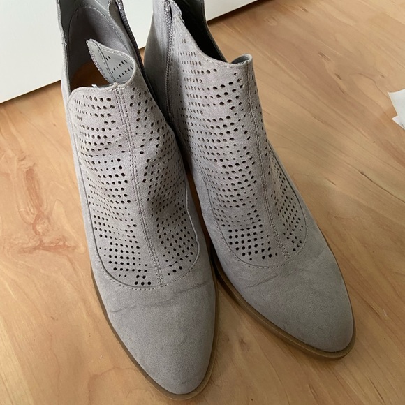 Dolce Vita Light Gray Heeled Ankle Boots - Picture 4 of 8